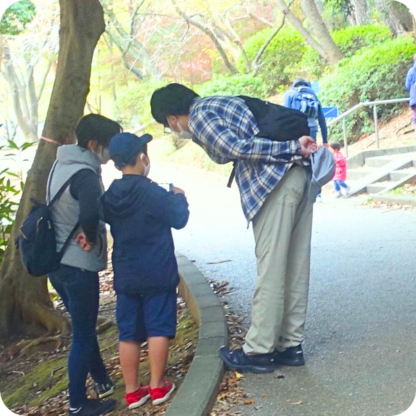 大人と子供が一緒になって面白がるイメージ②